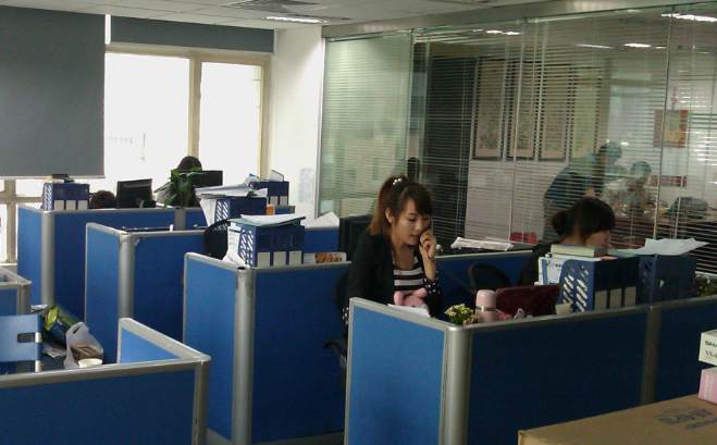艺术涂料与艺术壁材的材质差异及适用场景分析